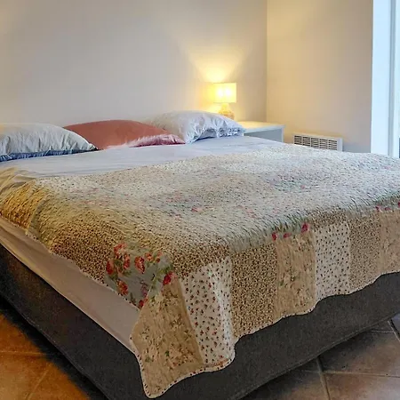 Апартаменты 2 Bedroom Lovely In